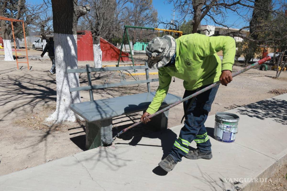 $!Se aplicó pintura en bancas y mobiliario urbano.
