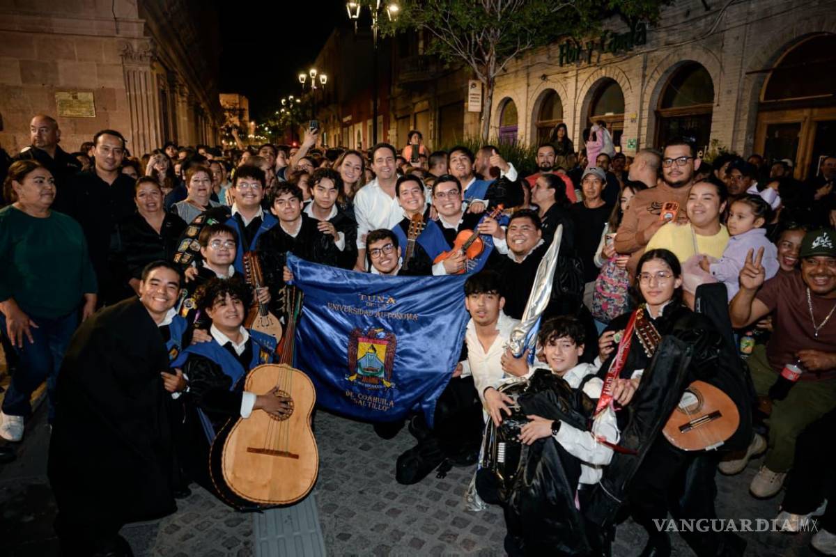 $!La callejoneada reunió a familias y estudiantado en uno de los eventos más concurridos del Festival Internacional de las Artes.