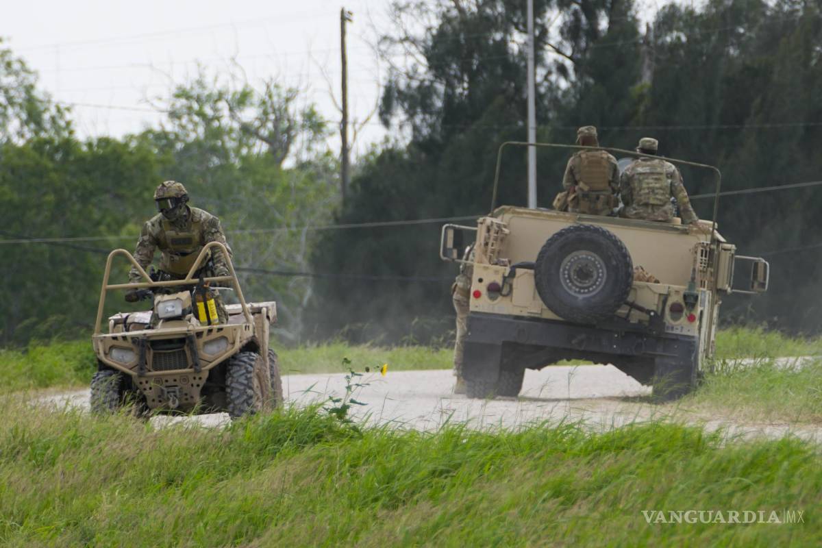$!Un miembro del servicio militar conduce un vehículo por una carretera cerca del Río Grande después de cruzar la frontera entre Texas y México, en Brownsville.