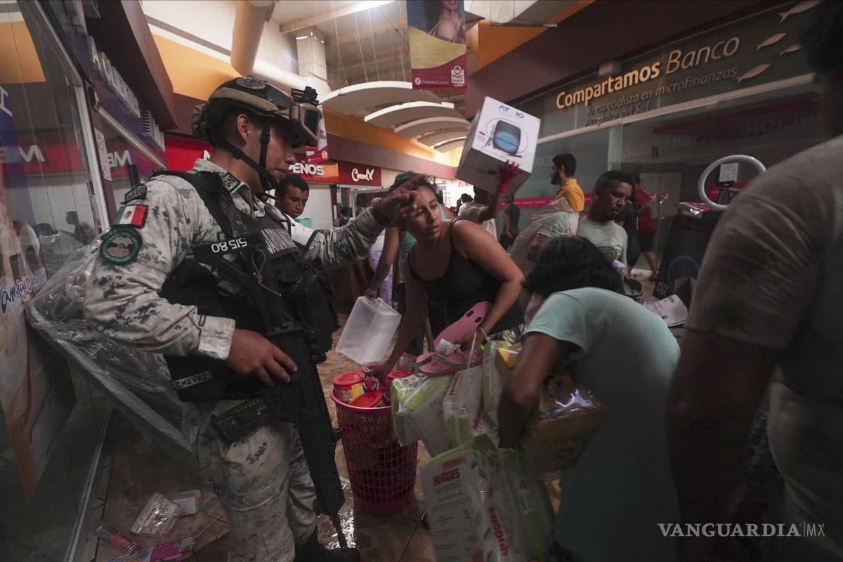 $!Un soldado de la Guardia Nacional mexicana intenta detener los saqueos en un centro comercial después de que el huracán Otis arrasara Acapulco, México.