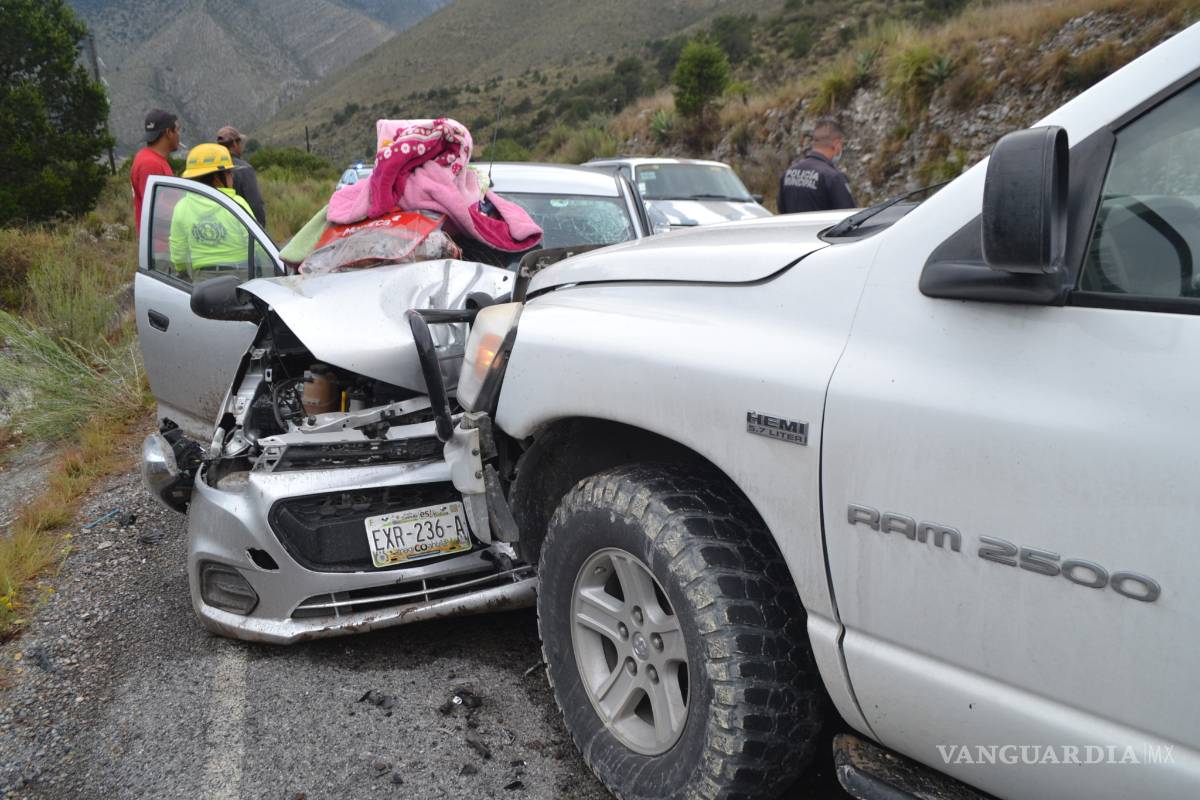 Impactan de frente a tres jóvenes rumbo a Los Lirios
