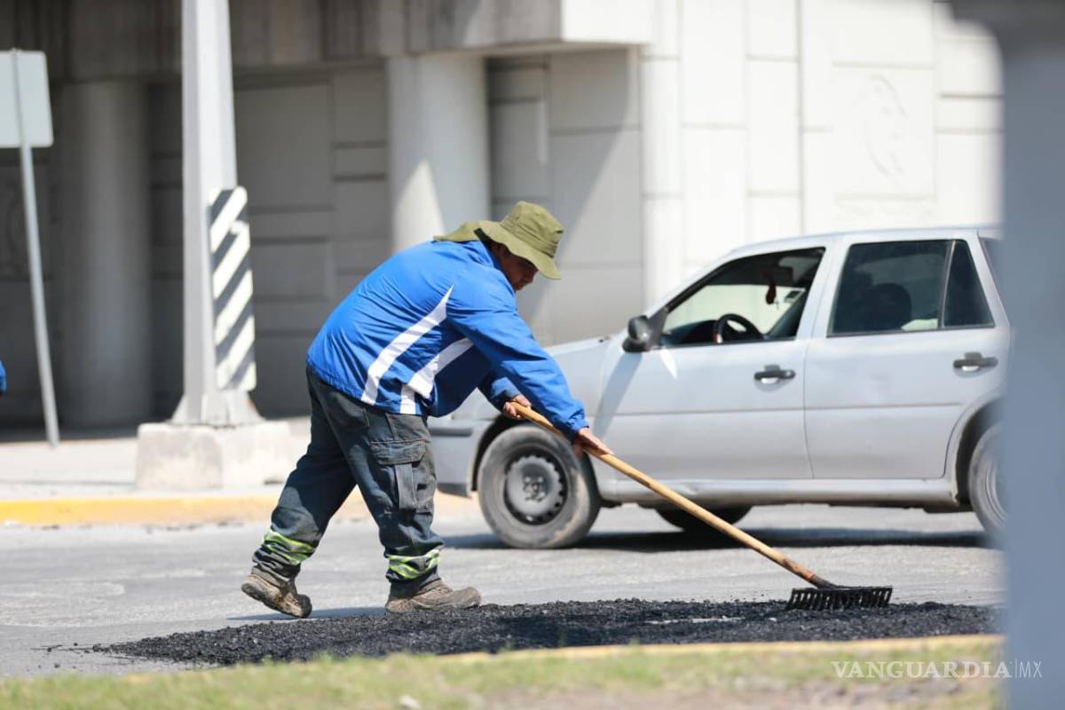 $!Las cuadrillas municipales atienden tramos dañados de la carpeta asfáltica para facilitar el tránsito vehicular.