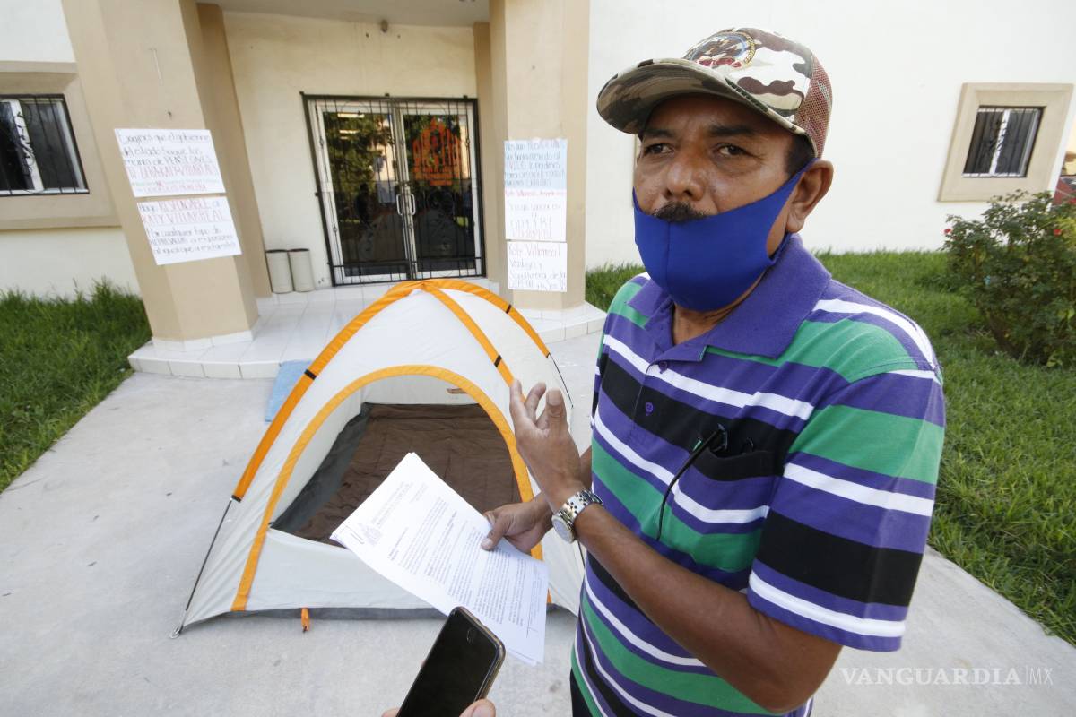 Trabajador de la Normal Superior de Saltillo va a huelga de hambre; le rebajan el ¡90 por ciento de su sueldo!