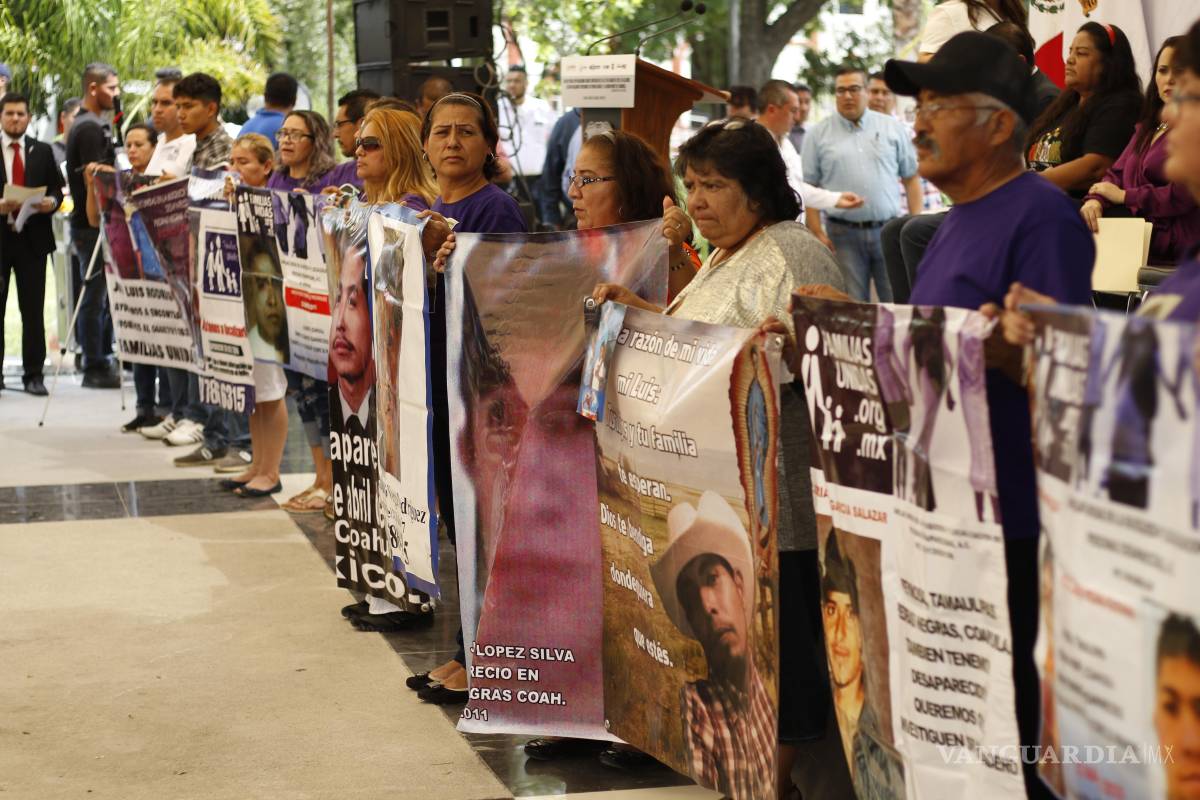 $!Familias muestran las lonas con los rostros de sus seres queridos desaparecidos durante la disculpa pública del gobierno estatal y federal por lo ocurrido en Allende, Coahuila.