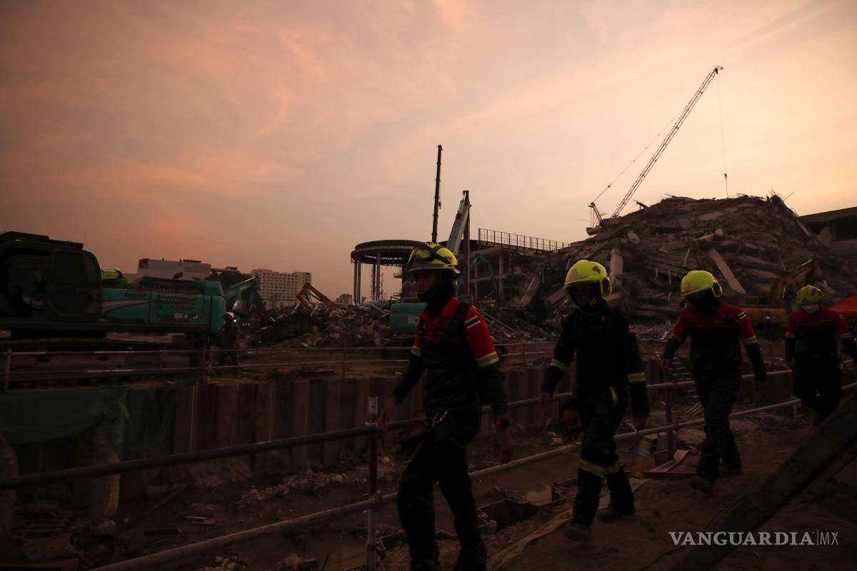 $!Los equipos de rescate realizan una operación de búsqueda en el lugar de un edificio que se derrumbó tras un terremoto en Bangkok, Tailandia.