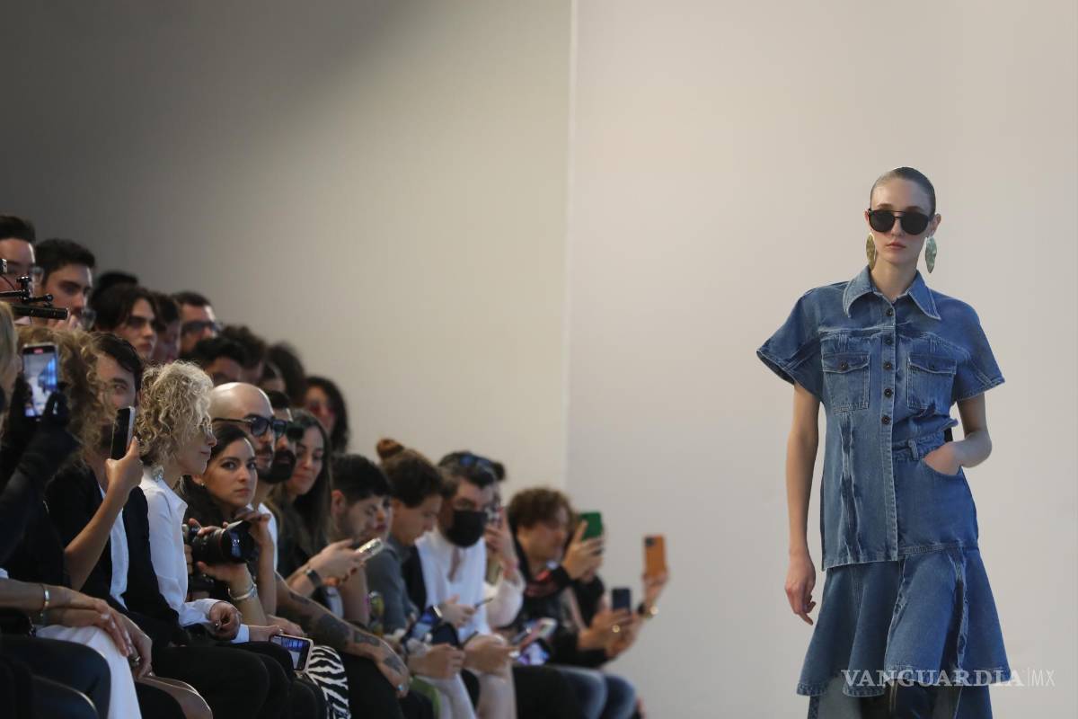 $!Modelos lucen creaciones del diseñador mexicano Abel López en el tercer día de actividades del Mercedes-Benz Fashion Week, en Ciudad de México.