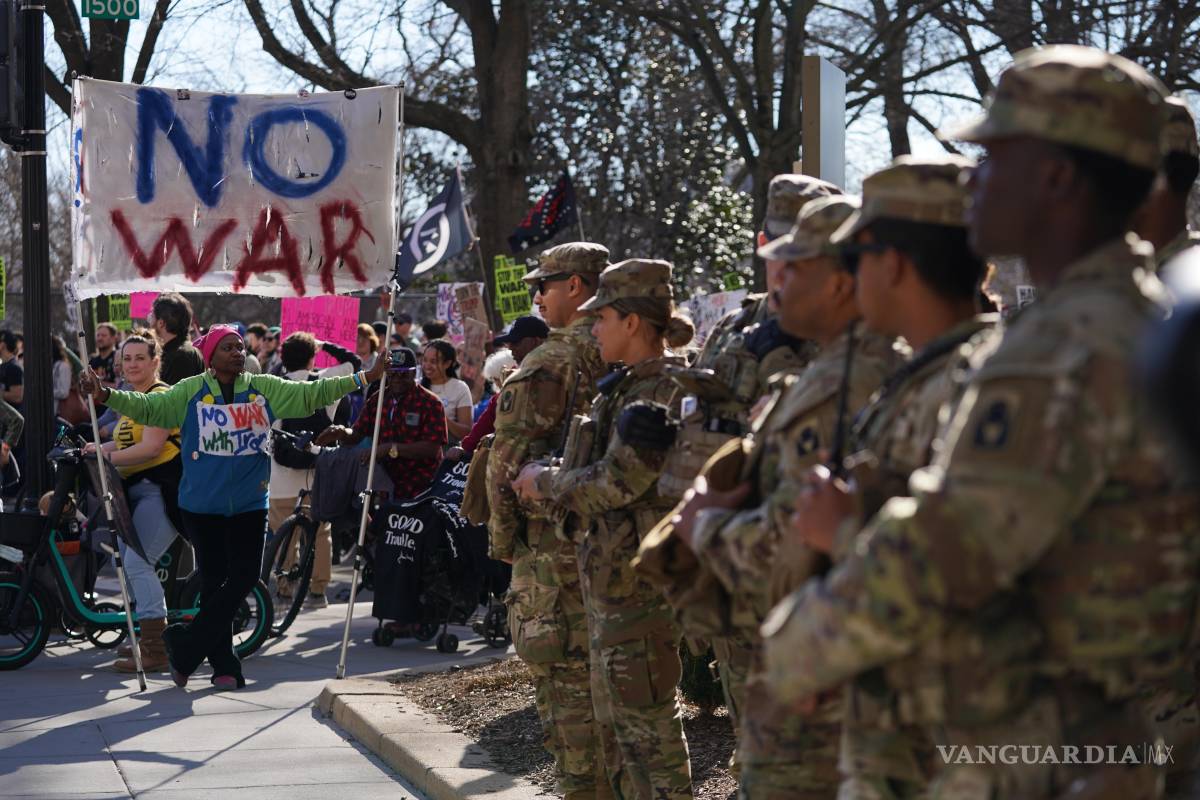 $!Miembros de la Guardia Nacional observan a la gente protestar cerca de la Casa Blanca contra los ataques estadounidenses e israelíes contra Irán en Washington.