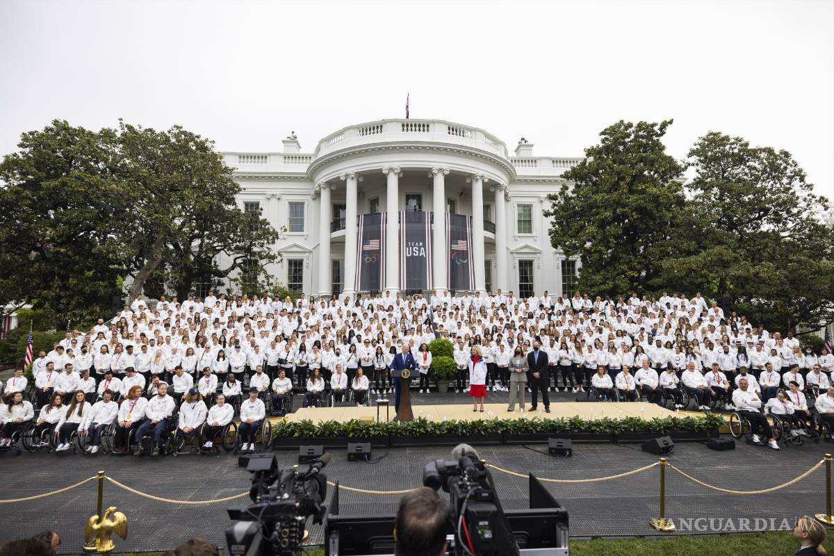 $![Washington (United States), 04/05/2022.- US President Joe Biden (C) welcomes Olympians from Team]