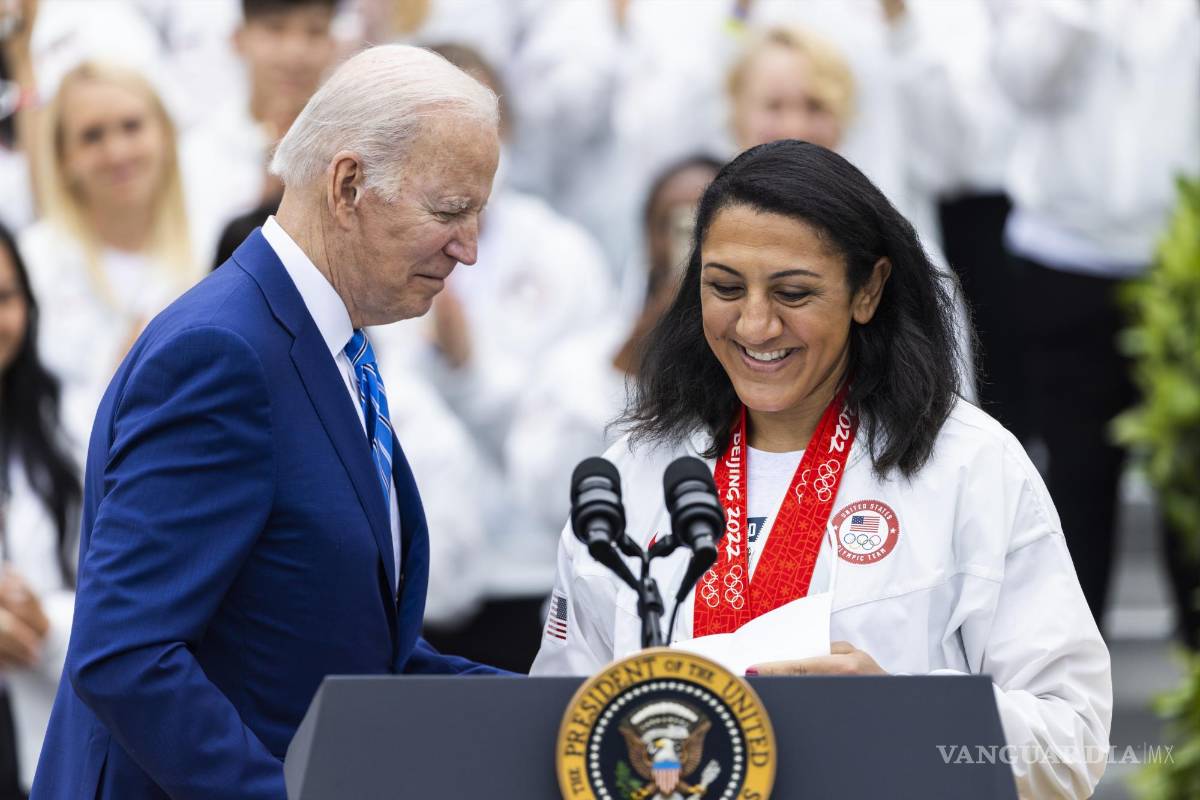 $![Washington (United States), 04/05/2022.- US President Joe Biden (L) greets Olympic bobsledder Elana]