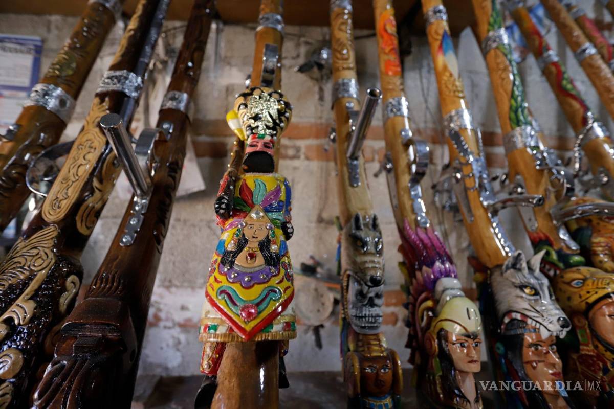 $!David Montes Rueda, carpintero de Huejotzingo compartió con EFE que lleva 20 años dedicándose a la elaboración de mosquetones.