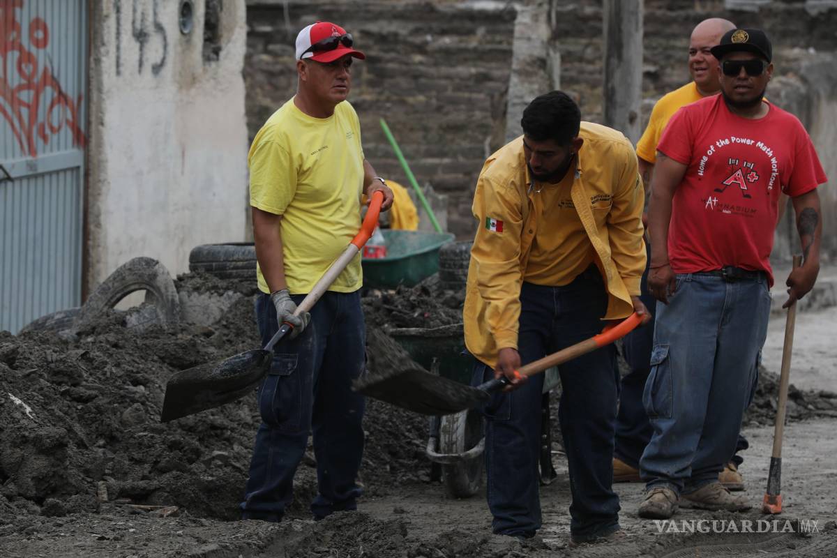 $!Personal del Gobierno Municipal apoyó en la limpieza de patios y viviendas afectadas por la acumulación de lodo en la colonia Las Margaritas.