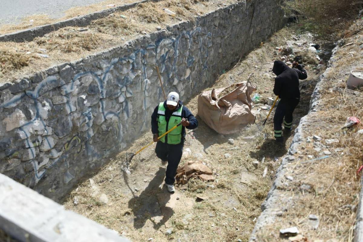 $!Cuadrillas municipales realizaron limpieza profunda en el canal pluvial del bulevar Misión Santa Lucía para prevenir acumulación de basura y mejorar el flujo del agua.