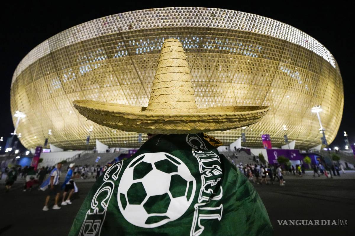 $!Los sombreros mexicanos abundan en las inmediaciones del estadio.