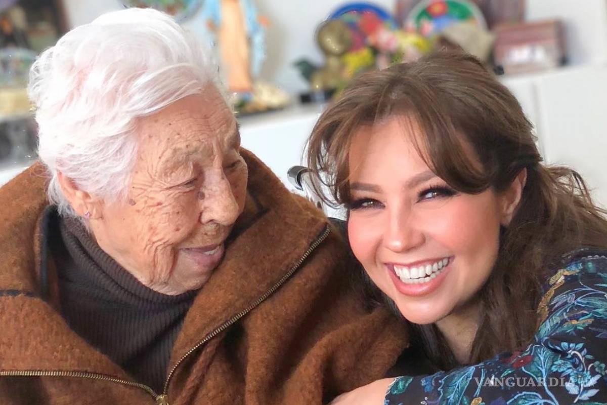 Festeja Thalía los 100 años de su abuela