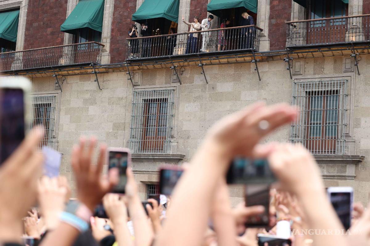 $!El grupo surcoreano de K-Pop BTS saludo a sus fans desde uno de los balcones de Palacio Nacional tras la invitación de la presidenta Claudia Sheinbaum.