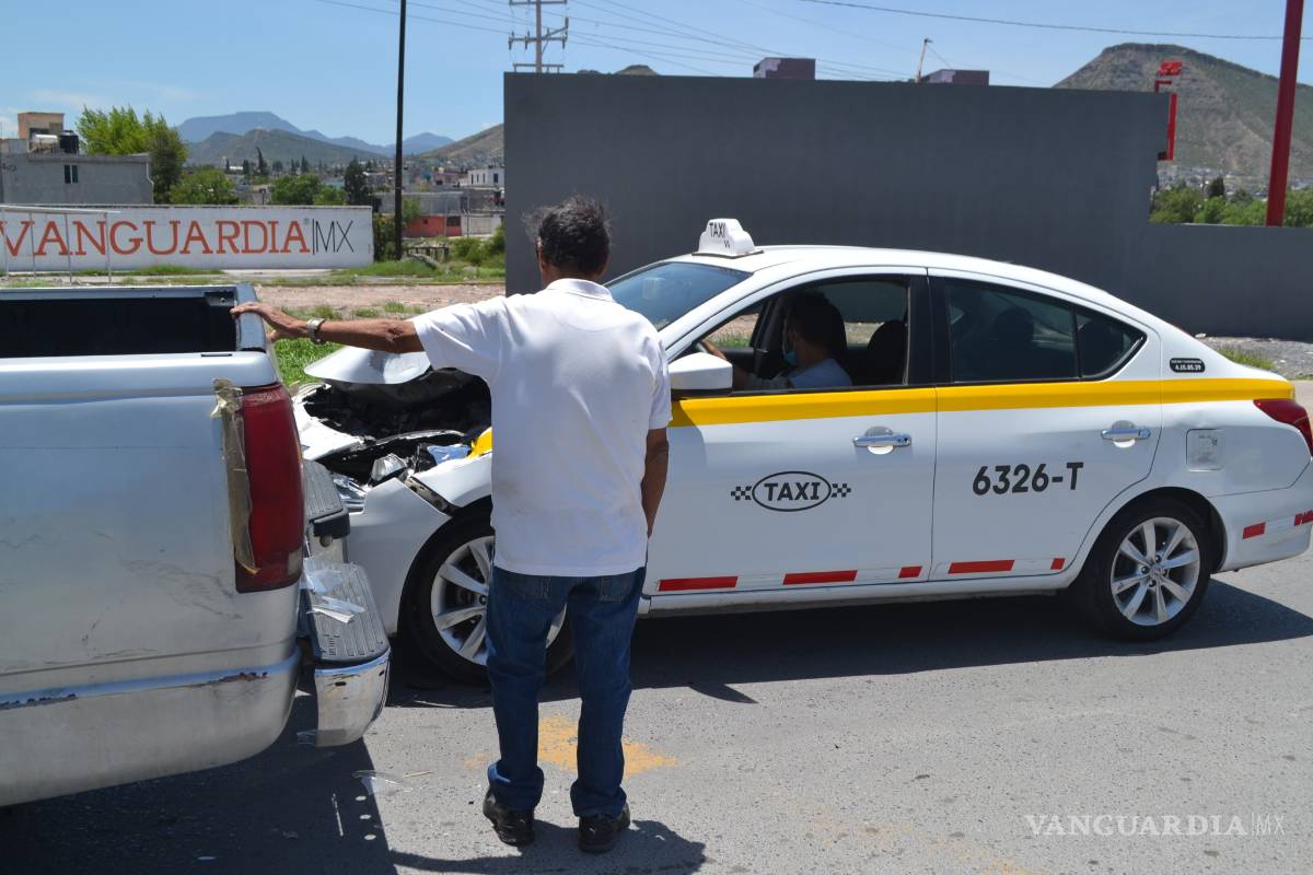 Taxista no se mide y pega por alcance en colonia de Saltillo