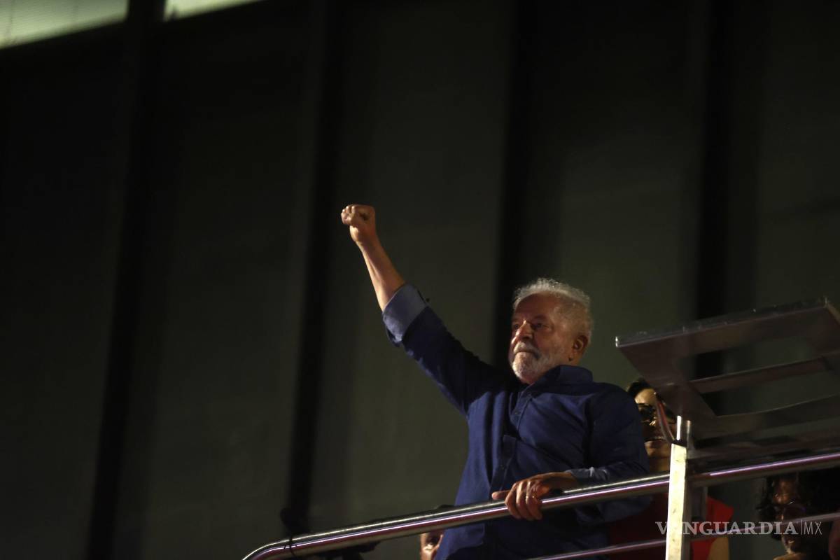$!Luiz Inácio Lula da Silva saluda hoy a sus simpatizantes tras su triunfo en la segunda ronda de las elecciones presidenciales.