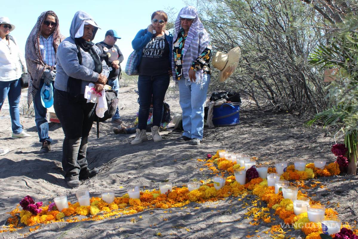 $!En el ejido Patrocinio, en San Pedro, Coahuila, el Grupo Vida ha encontrado miles de restos óseos. En la imagen, un día de Muertos en honor a esas personas que mataron en la llamada “zona de exterminio”.