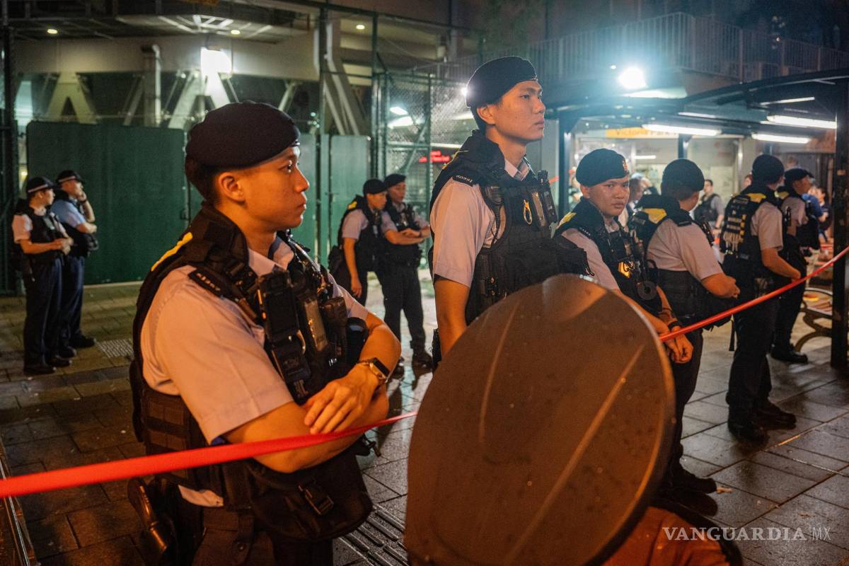 $!Agentes de policía hacen guardia en el Parque Victoria en Hong Kong, China.