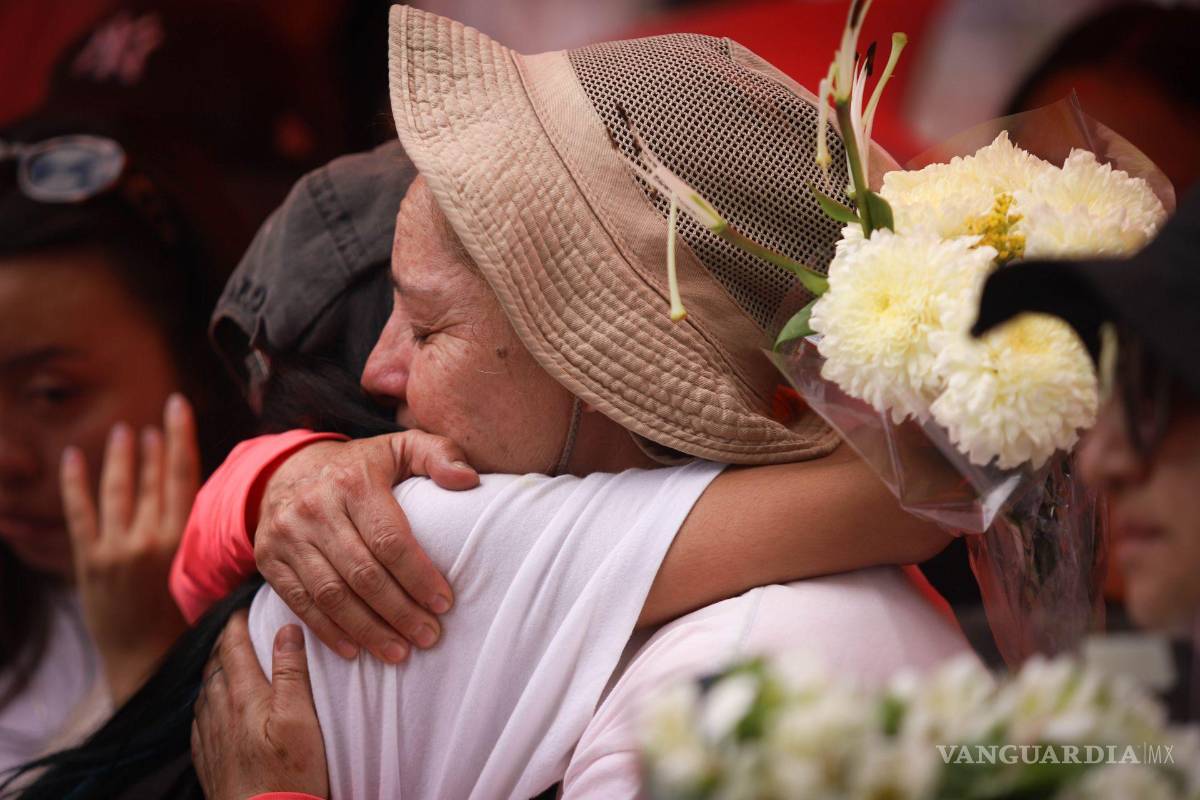 $!Vanessa Gámez, madre de Ana Ameli García Gamez, abraza a una familiar durante una ceremonia en la Glorieta de las y los Desaparecidos en CDMX, el 12 de julio.