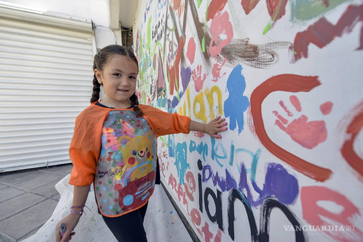 $!Brocas, rodillos y pinceles no fueron suficientes. Muchos niños y niñas, como Valentina, se llenaron las manos de pintura para plasmarse a sí mismo o dejar algún mensaje.