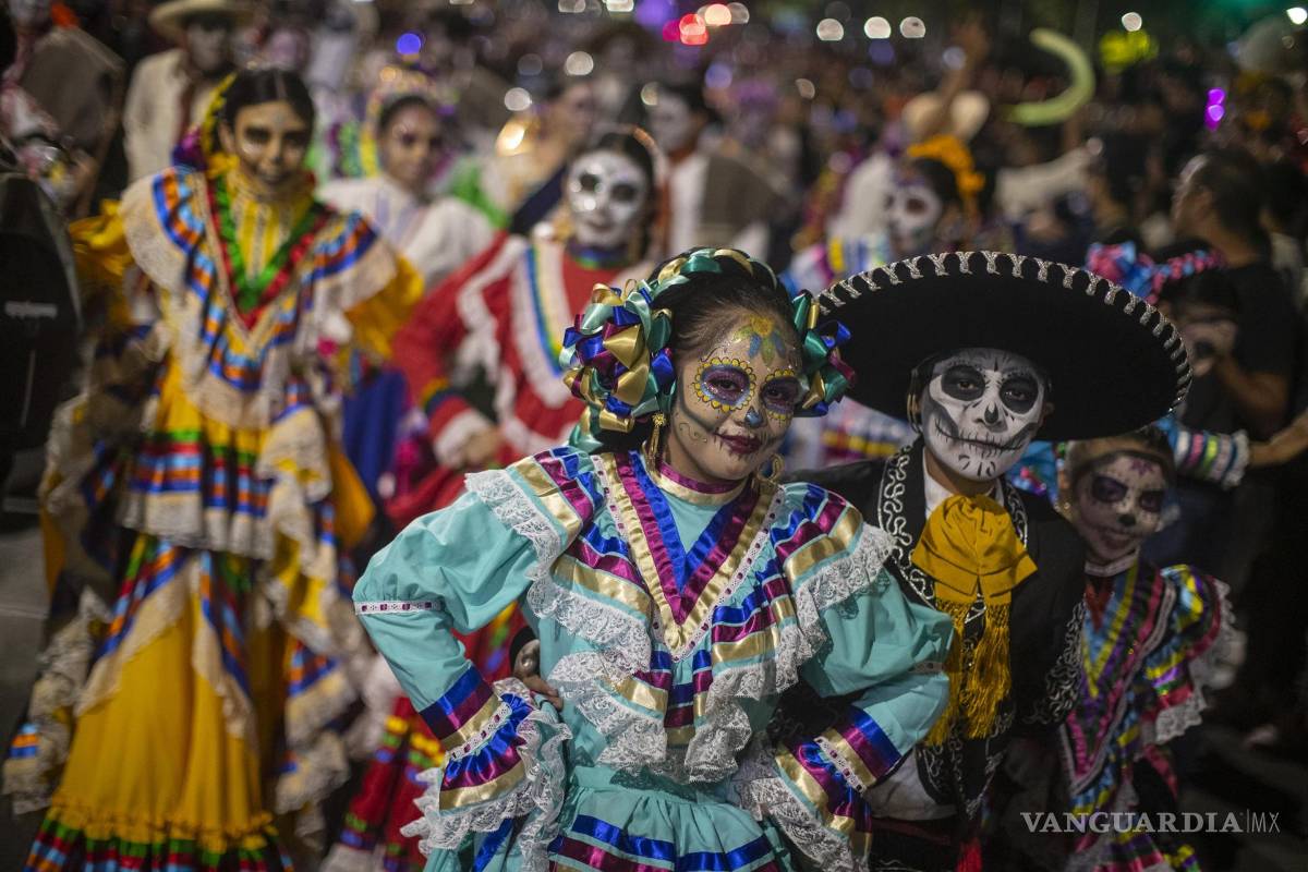 $!Decenas de miles de mexicanos y turistas presenciaron este domingo la Mega Procesión de las Catrinas, un desfile de esqueletos en Ciudad de México.