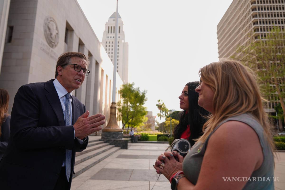 $!Mark Lanier, abogado que representa a la demandante, identificada como KGM, habla con los padres de las víctimas infantiles de la adicción a las redes sociales.
