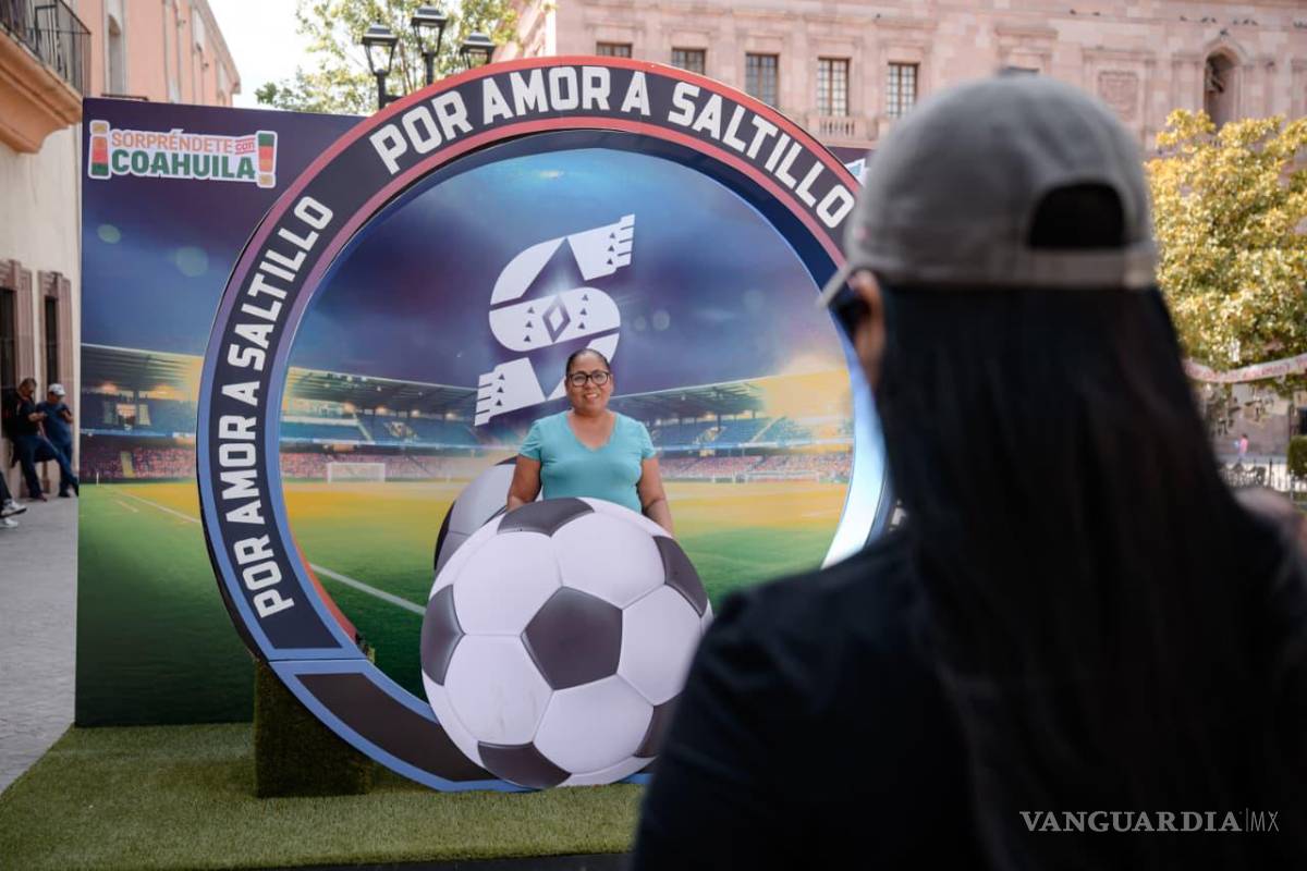 $!En Paseo Capital se colocó un espacio temático relacionado con la próxima fiesta del fútbol que se vivirá en el país.