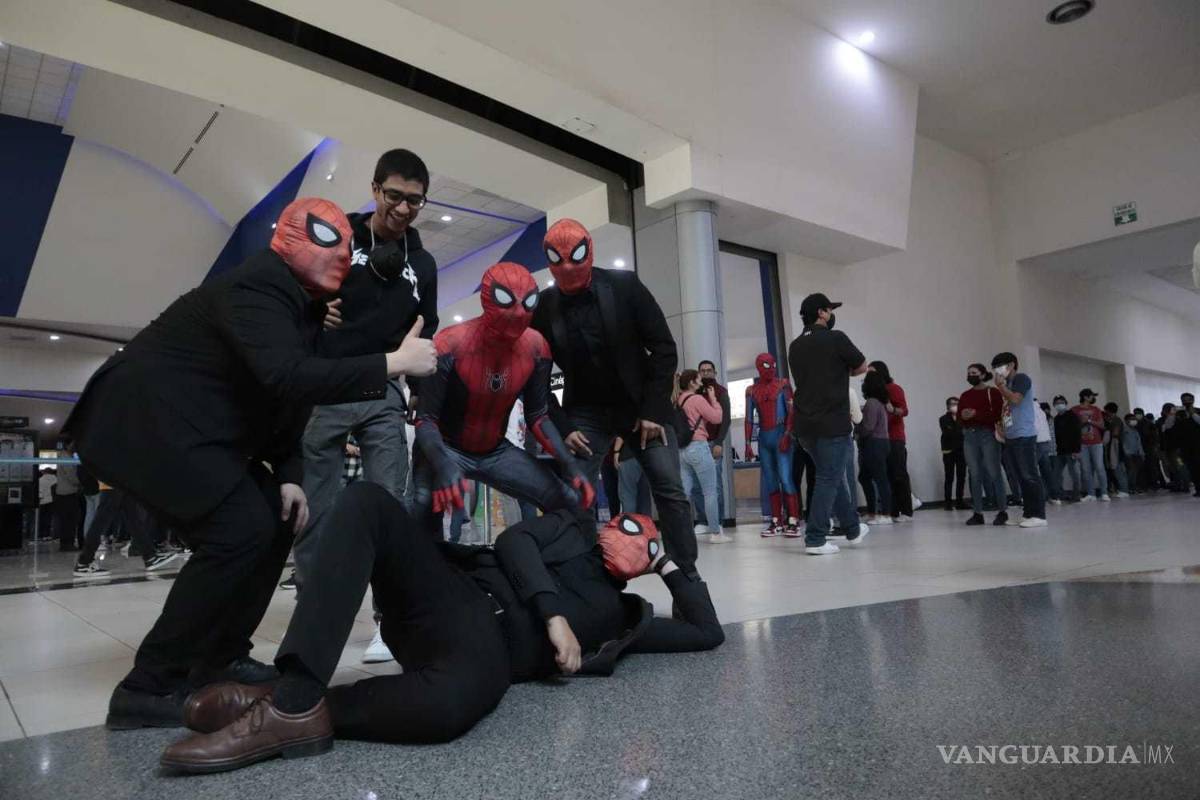 $!‘Spider-Man No Way Home’ en Saltillo... grandes filas y un ‘multiverso’ fuera de los cines (fotos)