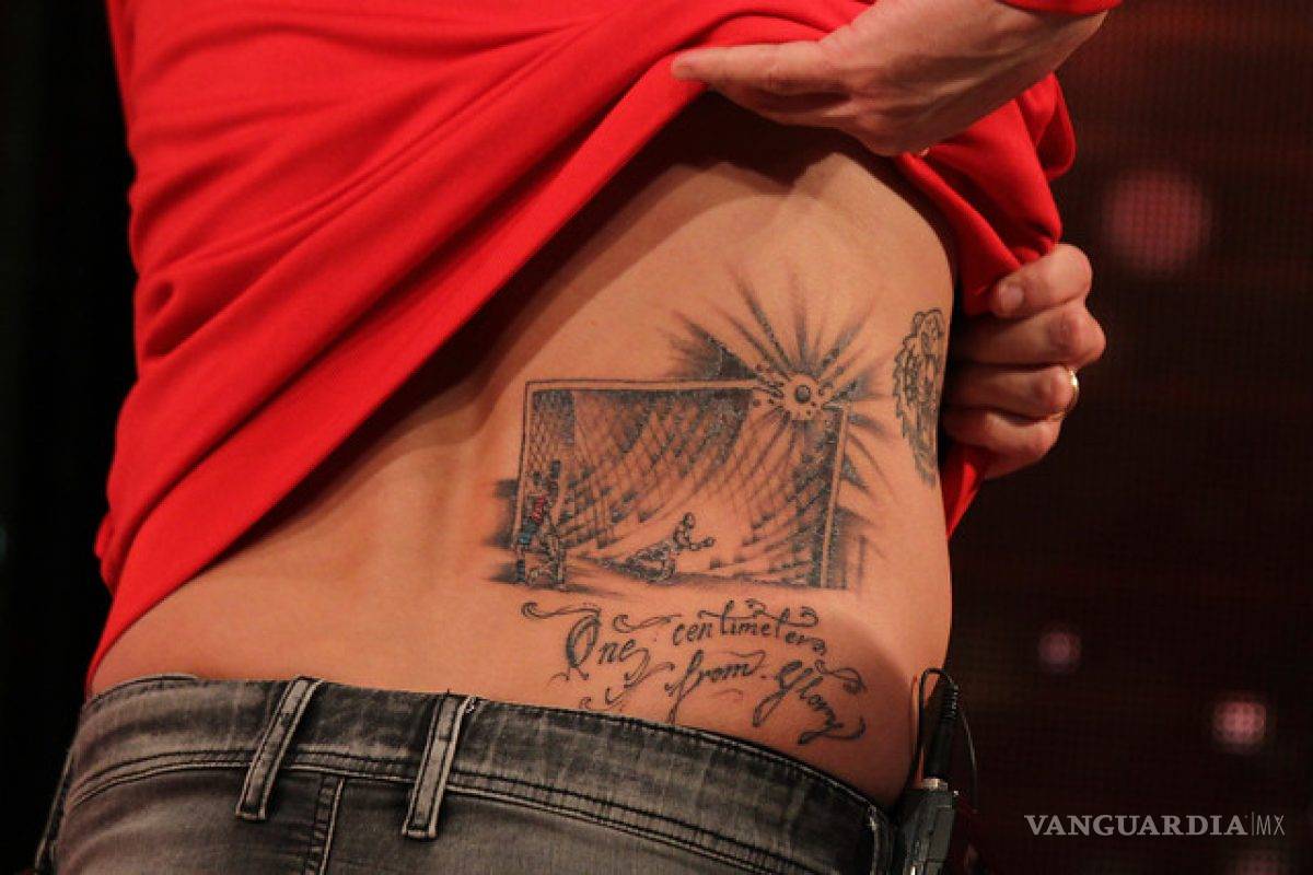 $!Demuestra su fanatismo al extremo: ¡En Saltillo, aficionado se tatúa escudo del América en el rostro!