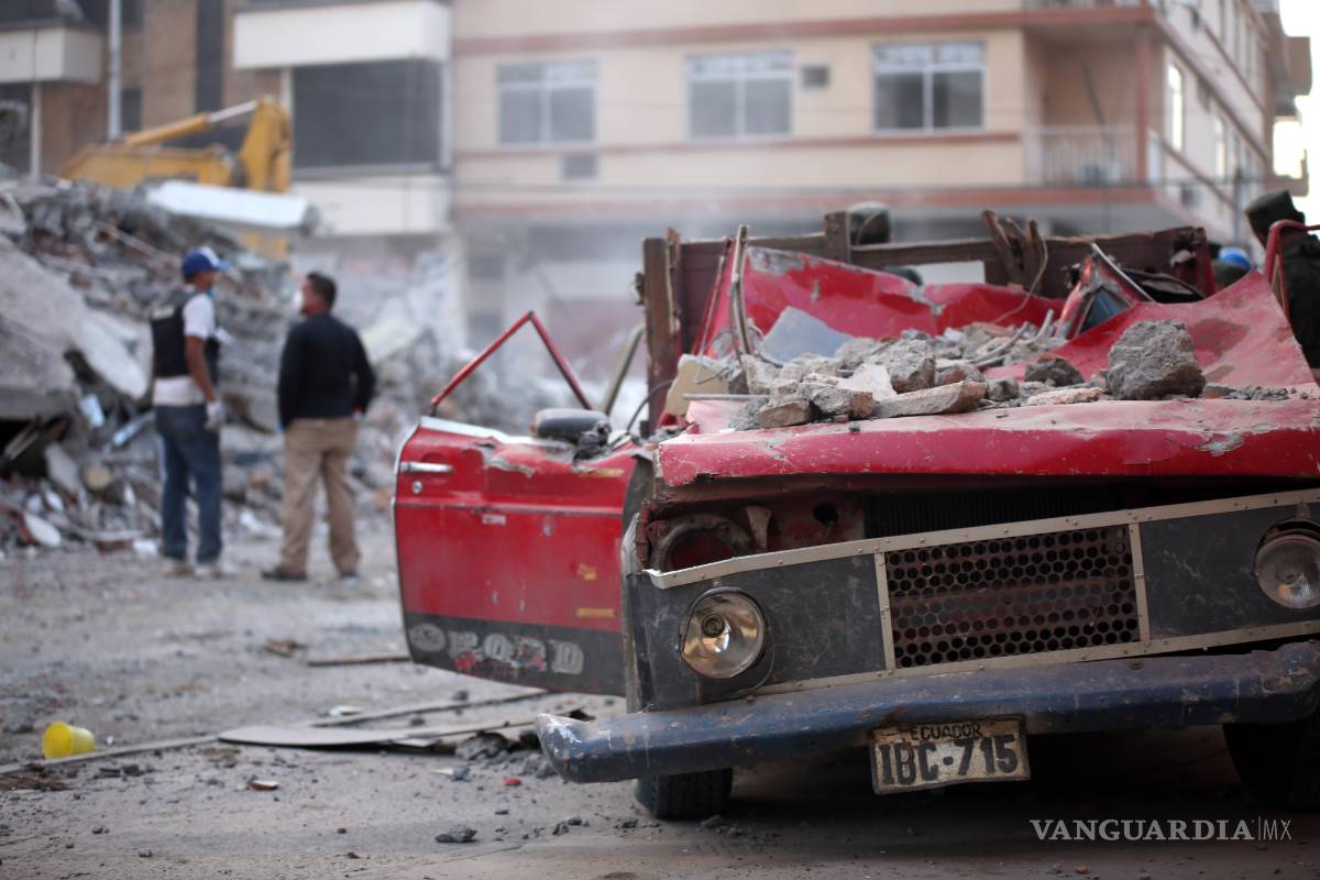 Suman 480 muertos por terremoto en Ecuador