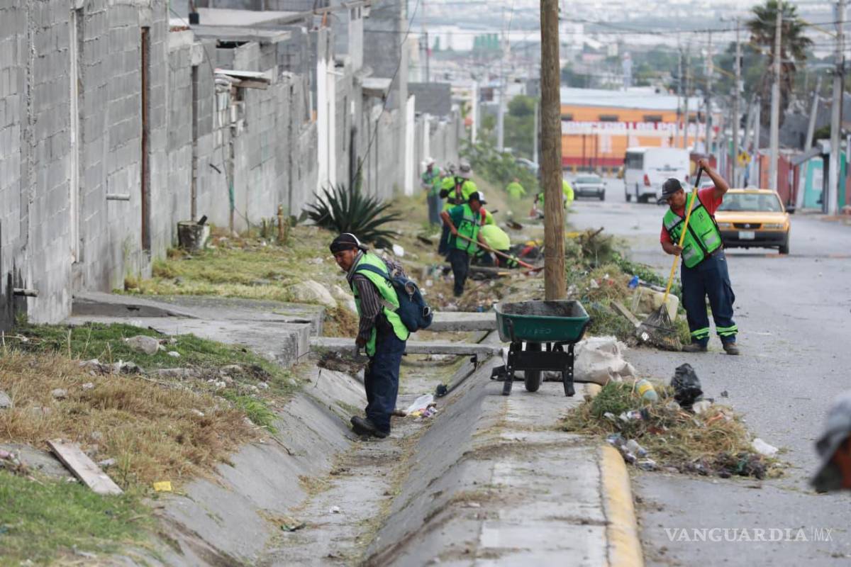 $!Personal de “Aquí Andamos” utilizó equipo pesado para acceder a zonas de difícil acceso y recuperar espacios cubiertos de maleza.