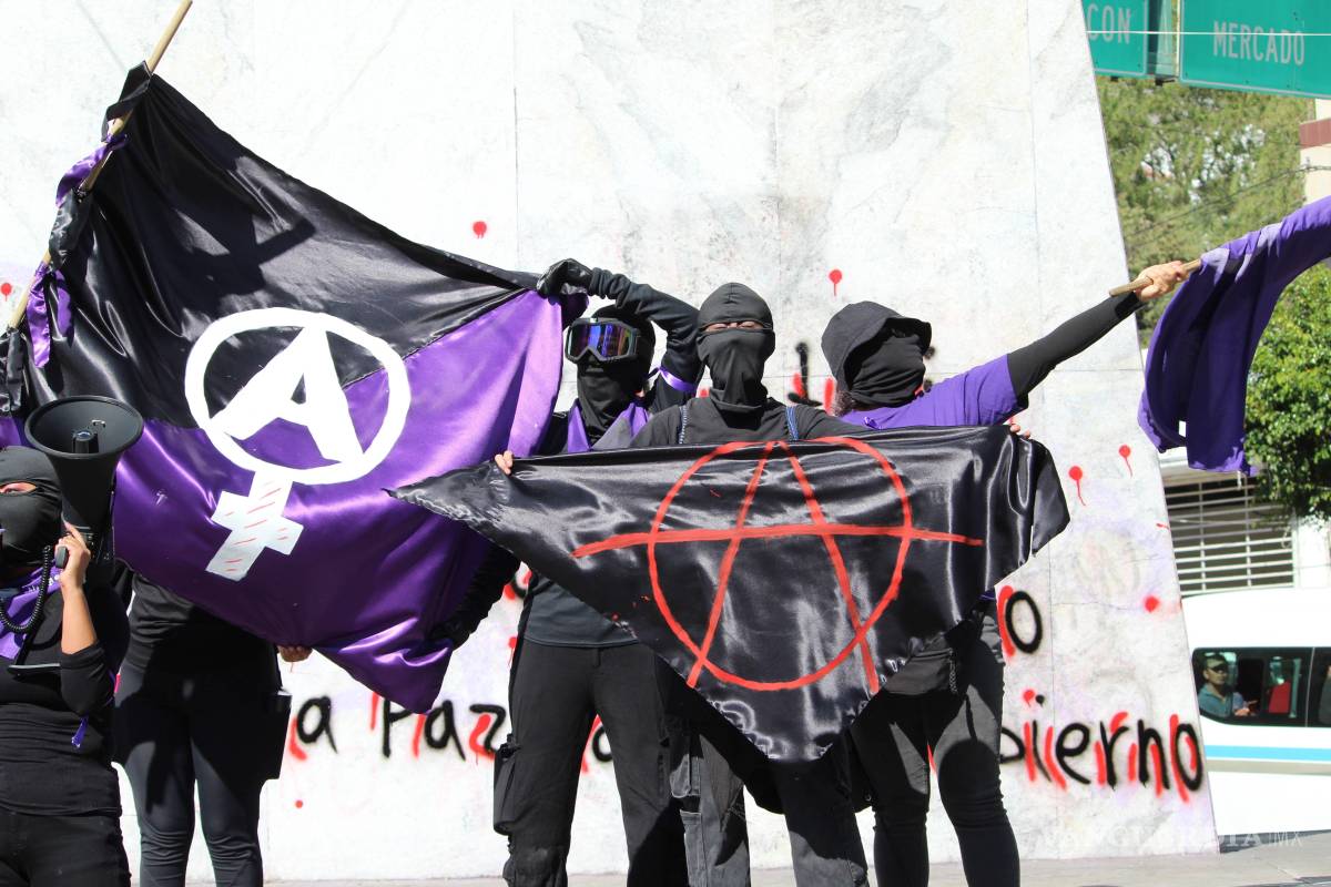$!CHILPANCINGO, GUERRERO, 0 8MARZO 2025.- Durante el desarrollo del Día Internacional de la Mujer, el contingente conformado por poco más de 300 mujeres, partieron en marcha minutos después de las 3 de la tarde del monumento a Las Banderas, en dirección al sur de la ciudad, para culminar con un mitin en Ciudad Judicial. En su recorrido, realizaron distintas paradas en Ciudad Universitaria (C. U.), Recinto Oficial del Poder Ejecutivo de Guerrero (ROPEG, antes llamado Palacio de Gobierno), Hospital de la Madre y el Niño Guerrerense (HMNG), Lienzo Charro 'Dario L. Arrieta', Secretaría de los Migrantes y Asuntos Internacionales y Fiscalía General del Estado (FGE), donde el Bloque Negro que acompañó esta marcha, realizó pintas y pego fichas de mujeres desaparecidas y asesinadas, deudores alimenticios, además de que en estos puntos también realizaron distintas denuncias qué iban desde violaciones hasta demandas de pensión y violencia familiar. En su paso por el HMNG, denunciaron la violencia obstétrica de las que han sido víctimas las mujeres en ese lugar, mientras que en las instalaciones de la Universidad Autónoma de Guerrero (UAGro) lamentaron la falta de justicia hacia las mujeres y la protección de violadores y acosadores, principalmente docentes, en las distintas Facultades y escuelas de la máxima casa de estudios del estado.