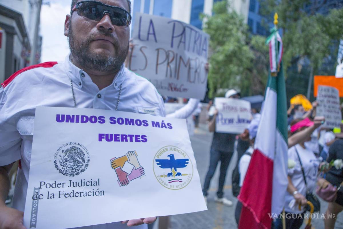 $!Este viernes, alrededor de 300 trabajadores del Poder Judicial marcharon en el primer cuadro de Monterrey.