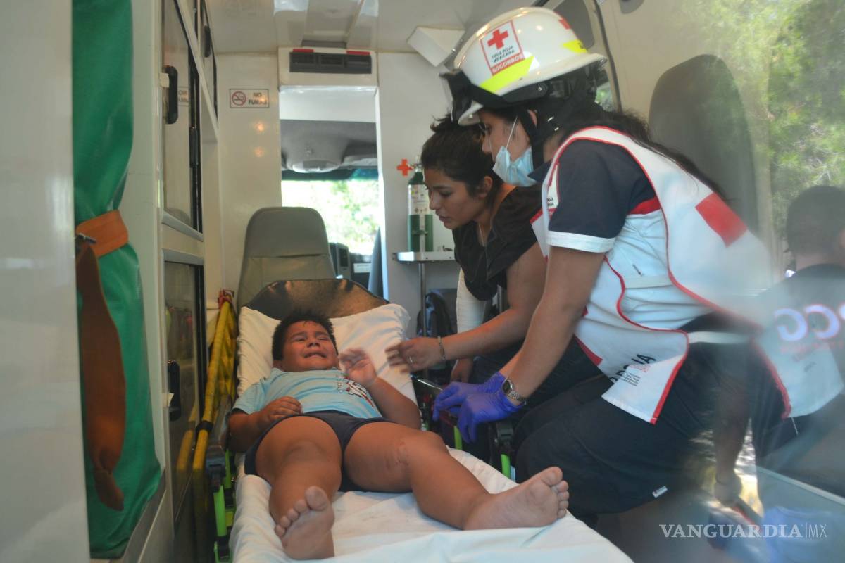 $!Acaban su viaje contra un árbol