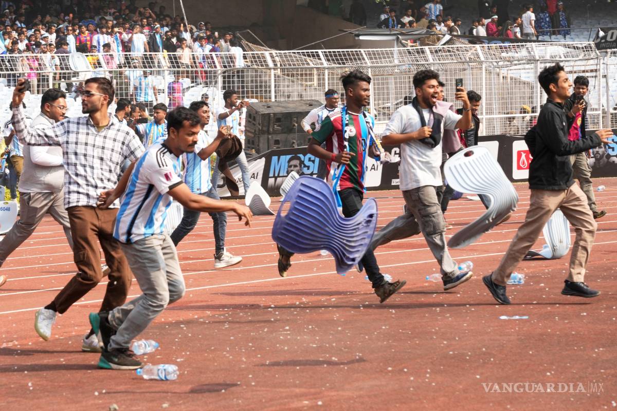 $!La polémica visita de Lionel Messi a la India terminó en caos, con invasión de cancha y daños en el estadio tras su rápida salida del evento.