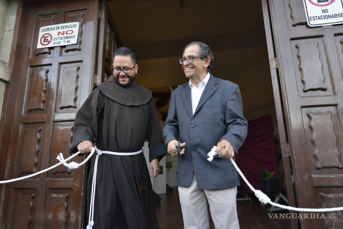 $!La exposición y conferencia contó con comentarios del historiador Carlos Recio.