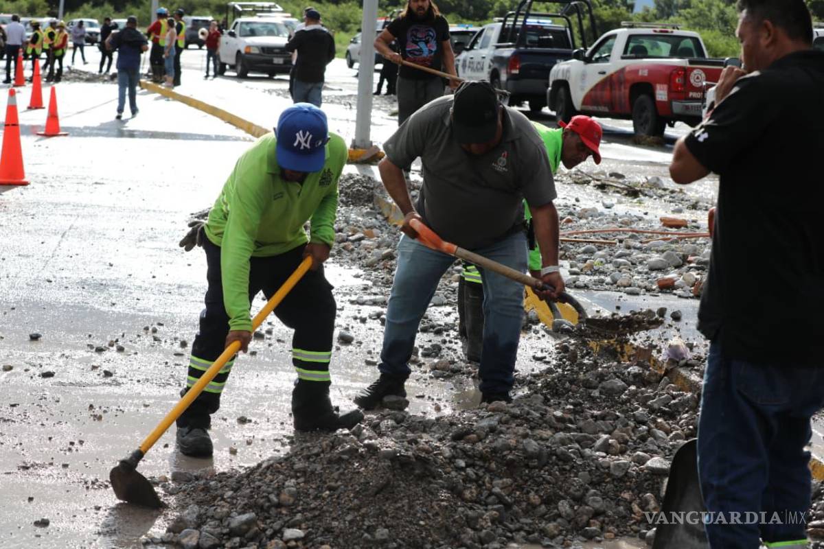 $!Cuadrillas municipales llevaron a cabo trabajos de limpieza y retiro de escombro en vialidades afectadas tras las lluvias registradas la tarde del sábado.