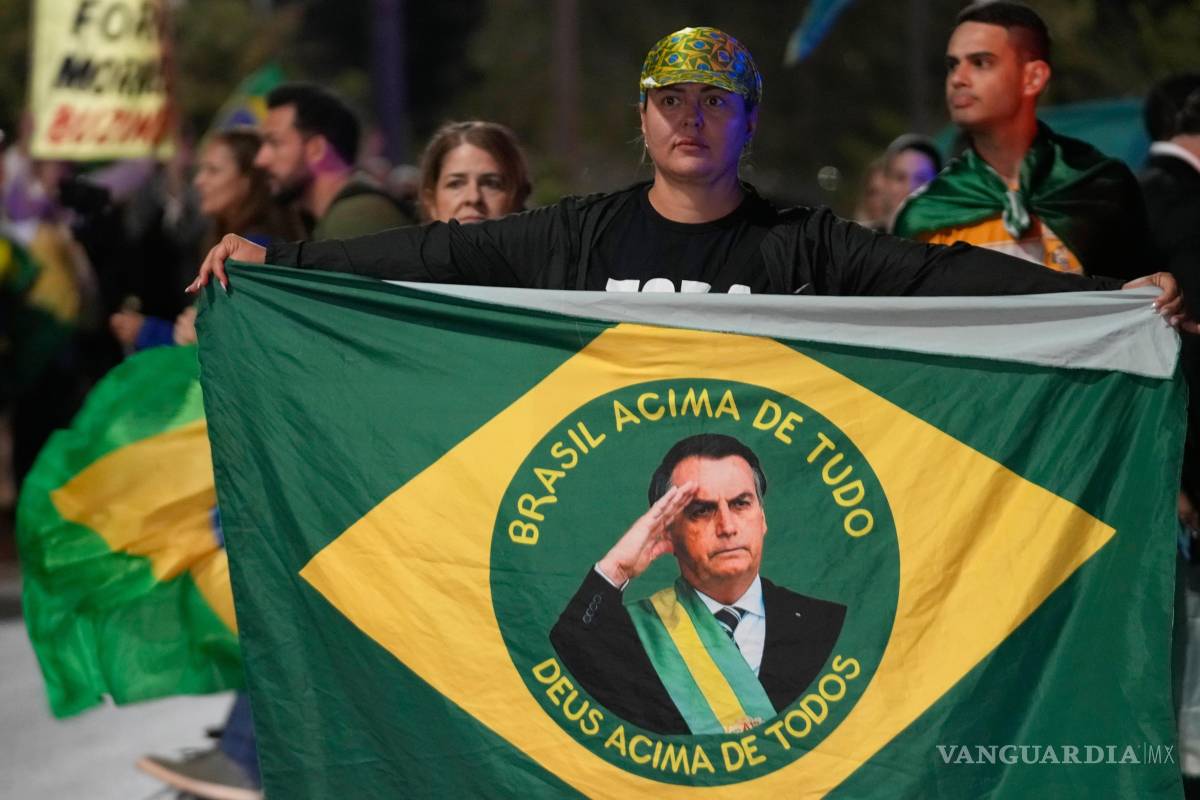 $!Manifestantes se congregan en apoyo al expresidente Jair Bolsonaro a la entrada de su complejo residencial, para denunciar su orden de arresto domiciliario.