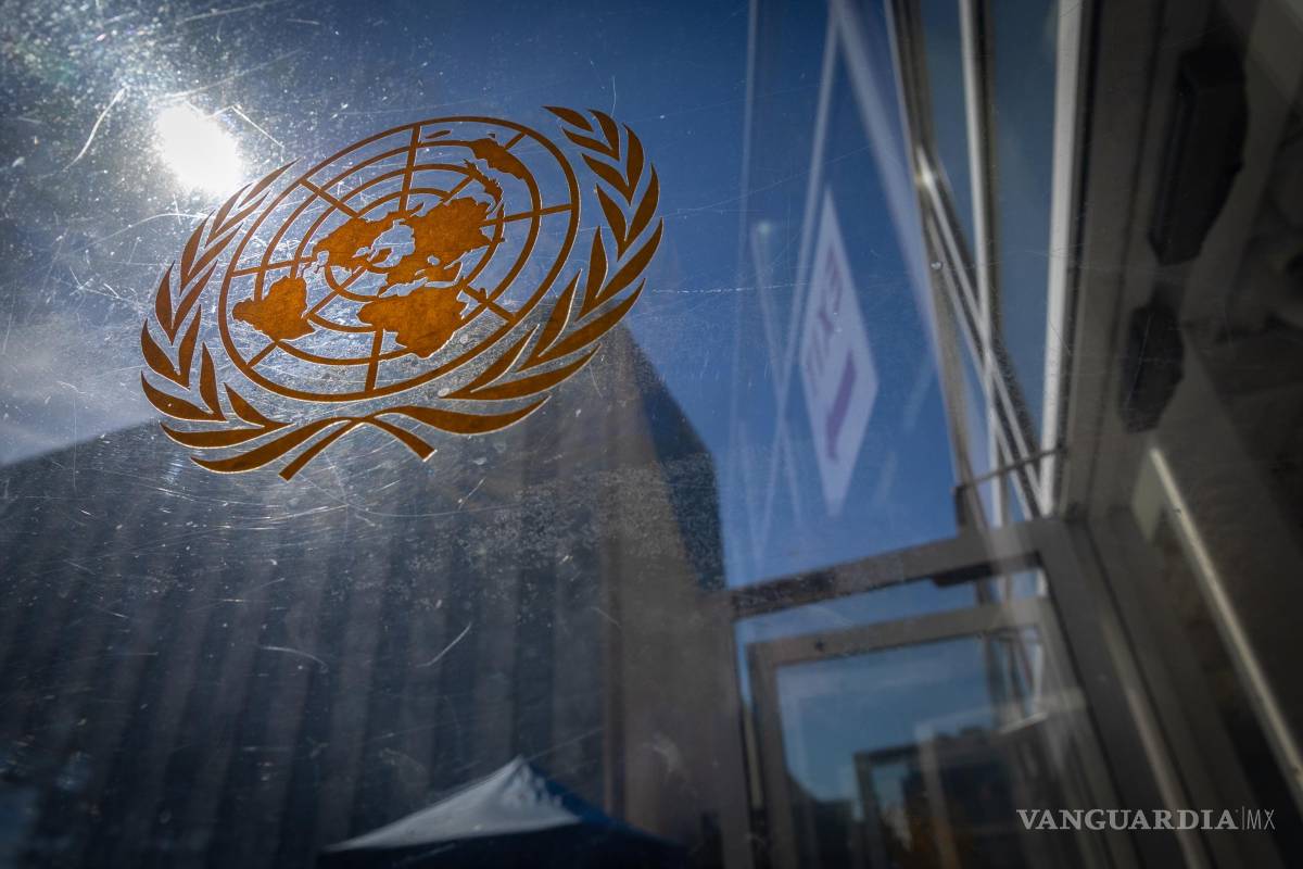 $!Logotipo de las Naciones Unidas en una puerta de acceso de seguridad del complejo de la ONU al inicio del 81.º período de sesiones de la Asamblea General de las Naciones Unidaa