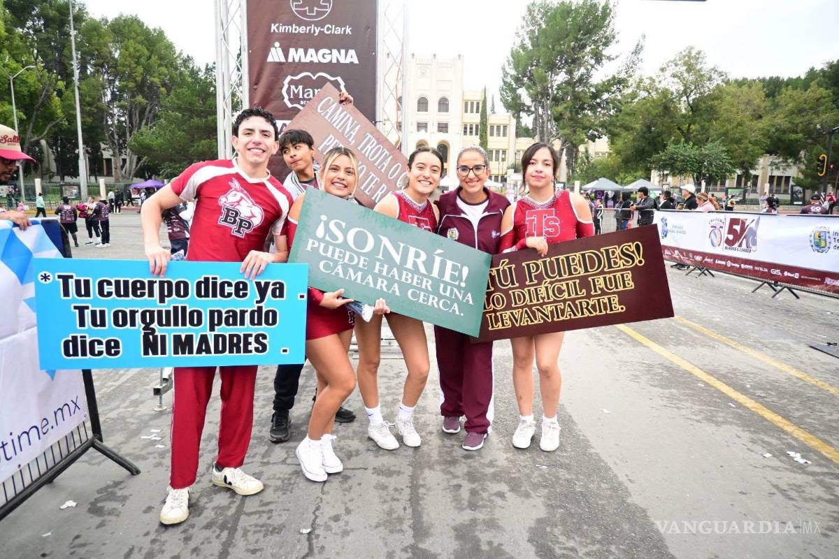 $!Estudiantes, trabajadores, egresados y habitantes de Saltillo compartieron el recorrido por la avenida Venustiano Carranza y otras vialidades de la ciudad.
