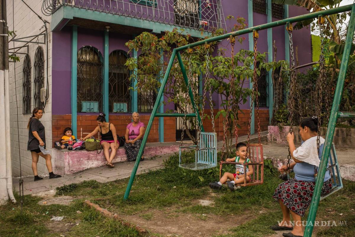 $!Familias juegan en el barrio La Campanera en San Salvador, El Salvador.