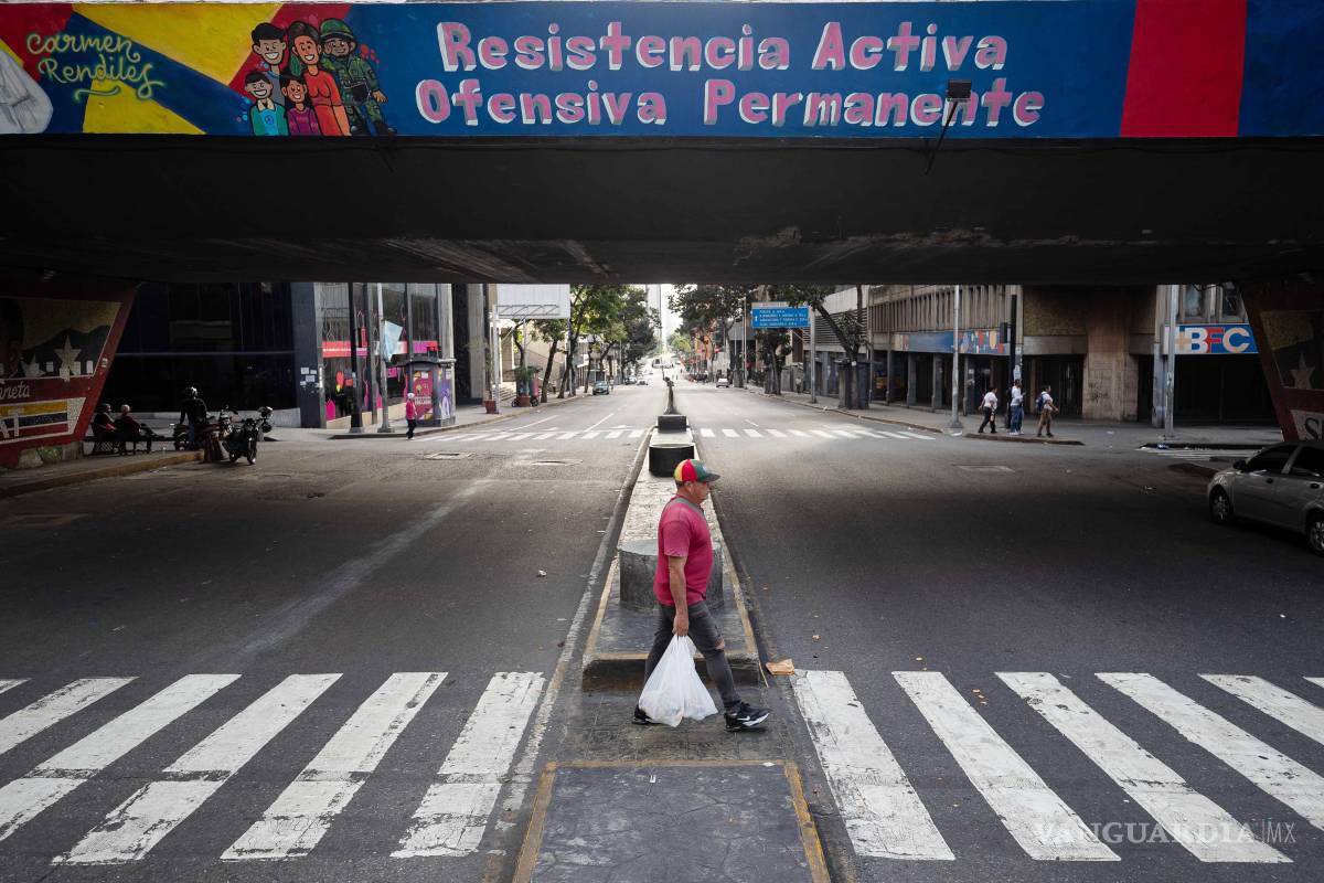 $!Una persona camina por un calle vacía este domingo, en Caracas, Venezuela.