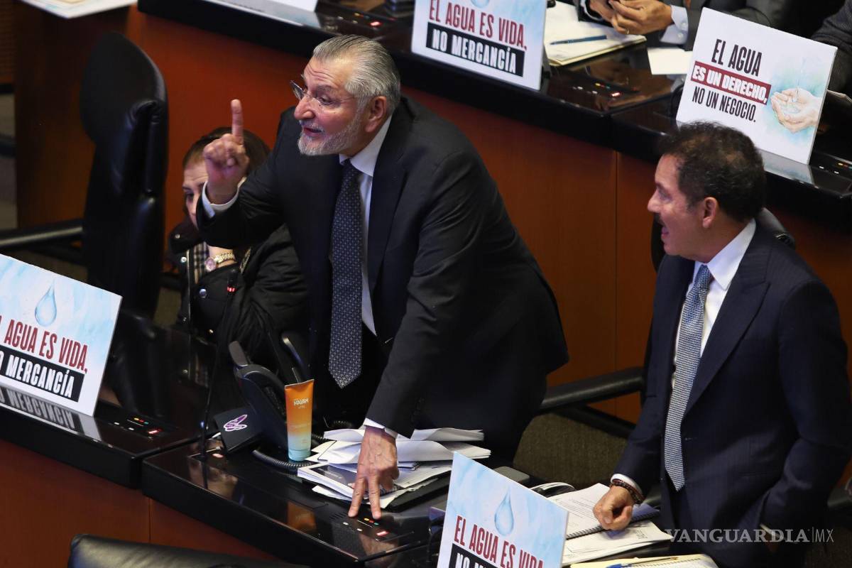 $!Adán Augusto López, coordinador de los senadores de Morena, responde a la participación del senador del PAN, Ricardo Anaya, durante la discusión de la Ley General de Aguas en el Senado de la República.