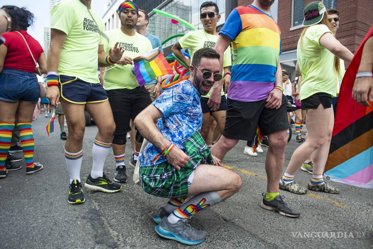 $!La gente marcha en el desfile del Orgullo, que marca el regreso de las festividades en persona para la celebración anual LGBTQ, en Toronto.
