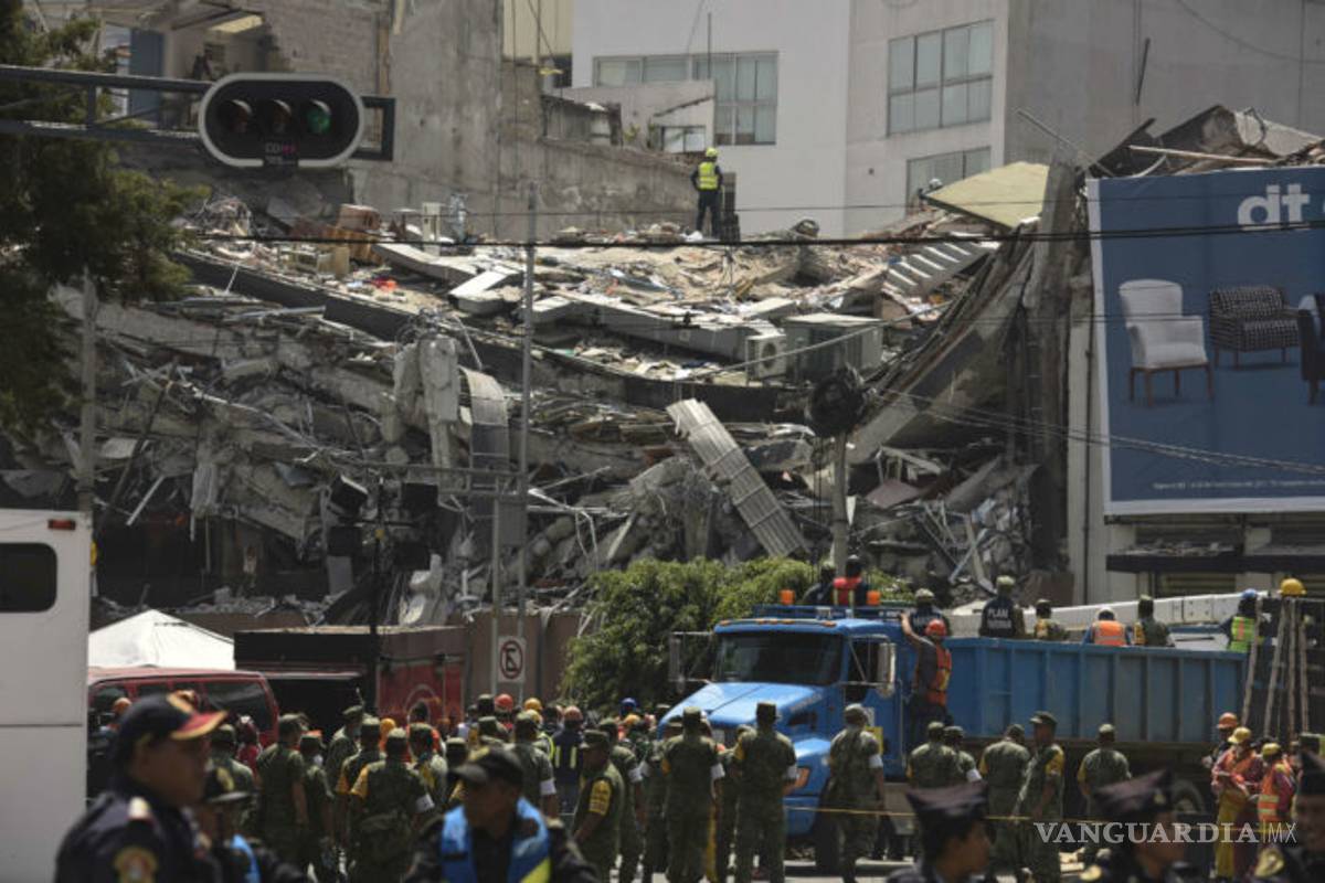 La lucha por llegar al cuarto piso en Álvaro Obregón, hay 45 personas atrapadas