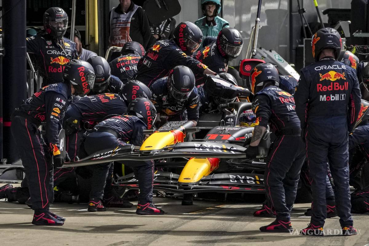 $!Sergio Pérez de Red Bull Racing entra a pits.
