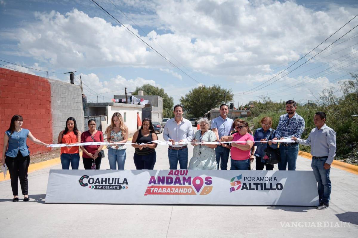 $!El alcalde Javier Díaz González entregó la pavimentación con concreto hidráulico de la calle San Alberto, en la colonia Nueva Esperanza.