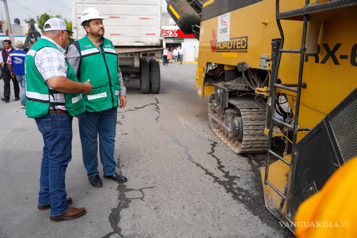 $!Trabajadores municipales aplican nueva carpeta asfáltica en el cruce del bulevar Gustavo Díaz Ordaz y la calle Manuel Alanís Tamez, parte del programa Tramos de Recarpeteo.