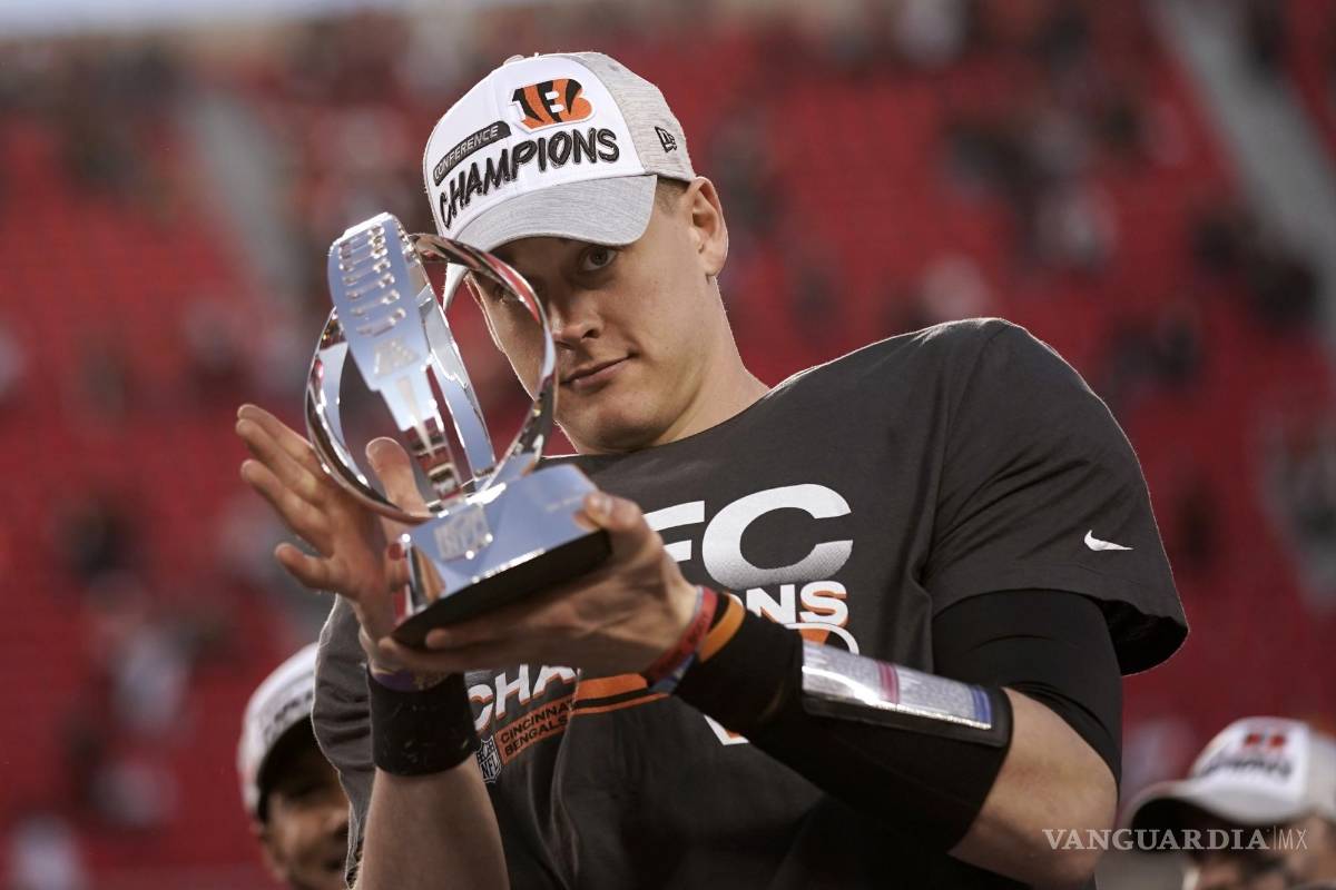 $!Joe Burrow, quarterback de los Bengals de Cincinnati, sostiene el trofeo Lamar Hunt, luego de ganar la final de la Conferencia Americana. AP/Charlie Riedel